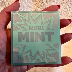 HudaBeauty Mint Pastels Eye Shadow Palette